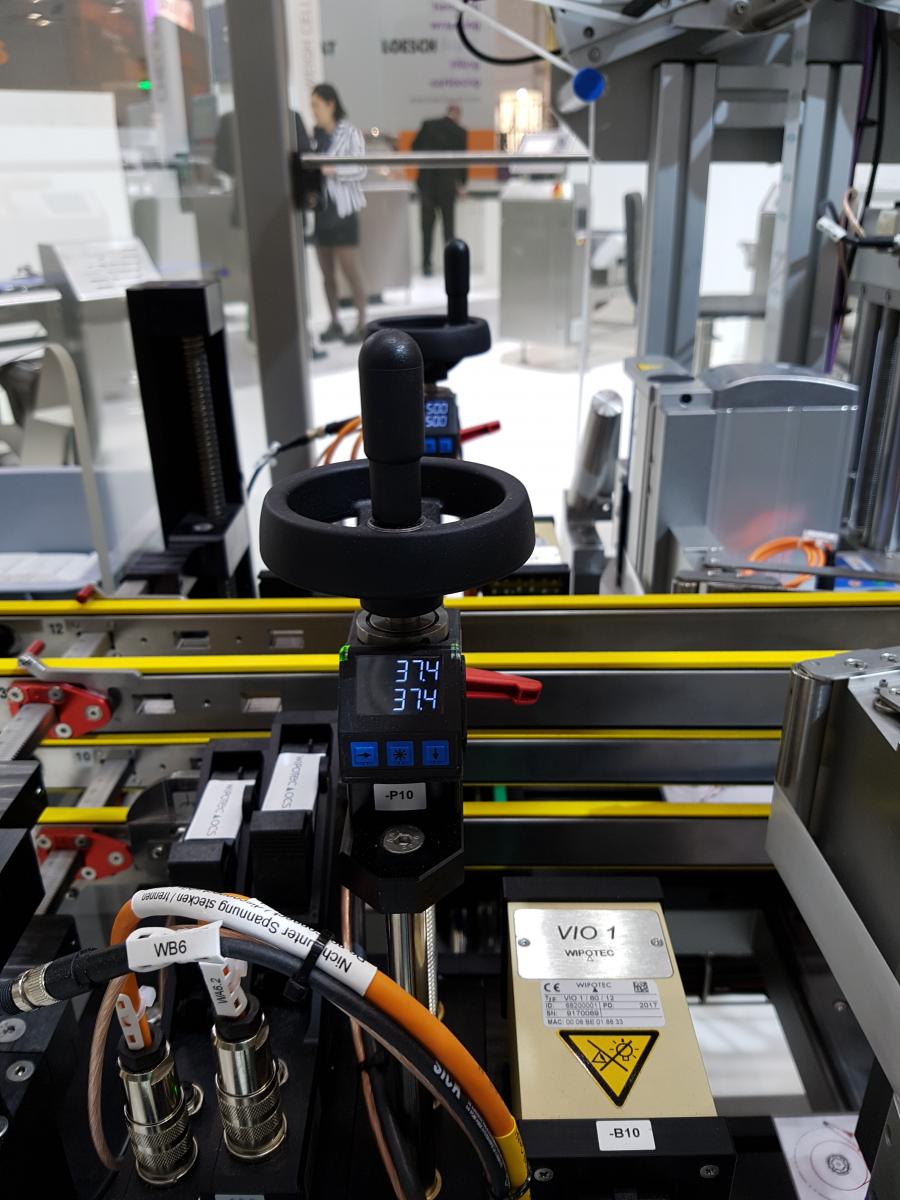 At this position in the TQS system, the data matrix codes on the folding boxes are verified using cameras. The SIKO position indicators give the position of the print head and camera.  Image: © SIKO GmbH, Christian Fischer