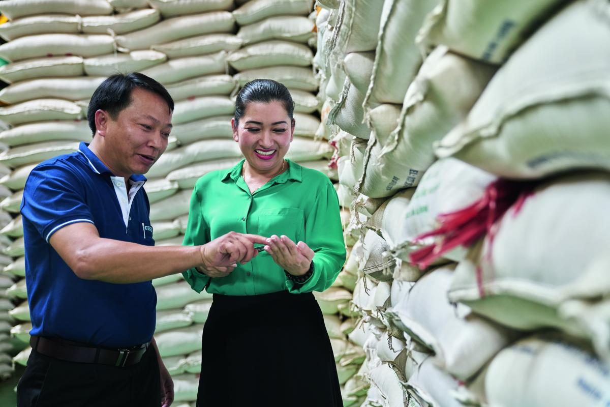 Hồng Thị Bίch Tuyền, CEO of Phung Hoang Rice with Lương Trung Hiếu, Bühler rice expert