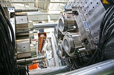 Control software optimizes clamping force in injection molding process