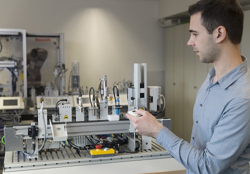 Training systems fit for Industry 4.0
