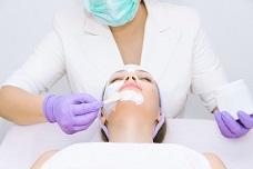 Young woman receiving facial treatment © Carolannefreeling | Dreamstime.com