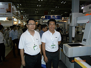 Lenard Siew (left), Executive, Nikon Singapore Industrial Marketing Division