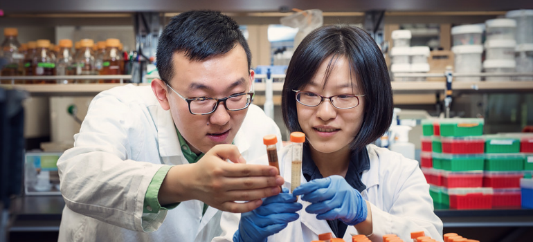 UBC scientists Xiaonan Lu and Yaxi Hu (Photo: Martin Dee)