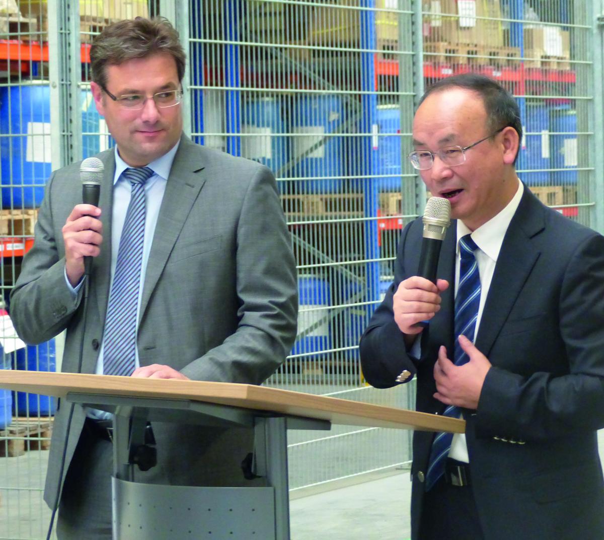 (from left to right: Paulo Alexandre, CEO Romaco Group, and Yue Tang, Chairman and President of the Truking Group)