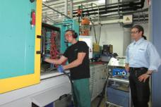 Injection moulds  Dry ice cleaning for process reliability