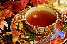 How does drinking tea improve brain health?