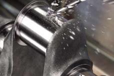 Boosting the production of inclined oil holes in crankshafts