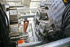 Control software optimizes clamping force in injection molding process