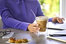 Foaming creamers for café-style instant coffee