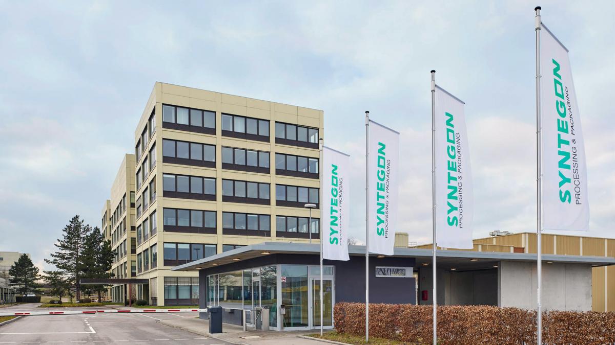 he new Syntegon flags in front of the company headquarters in Waiblingen
