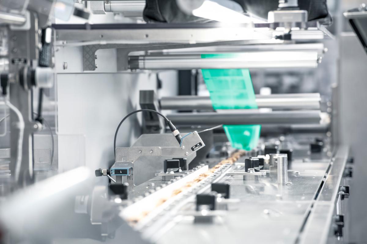 With films made of mono-material, the optimum interaction of the three sealing parameters is essential: pressure, temperature and time. (Source: Syntegon)