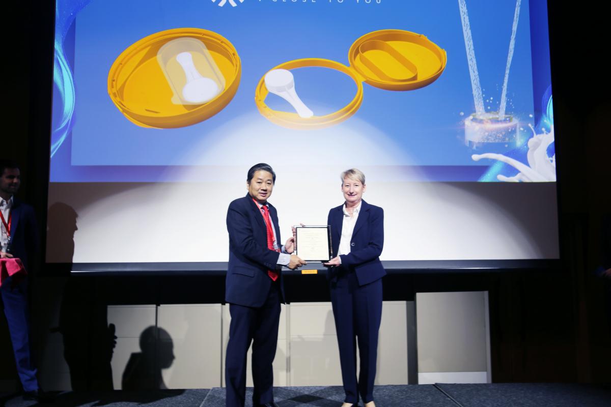 Adhi Lukman presents Most Welcomed Packaging Solution Award to UNITED CAPS Chief Marketing and Innovation Officer, Astrid Hoffmann-Leist, for the company’s innovative 127 SAFE-TE closure for infant nutrition.