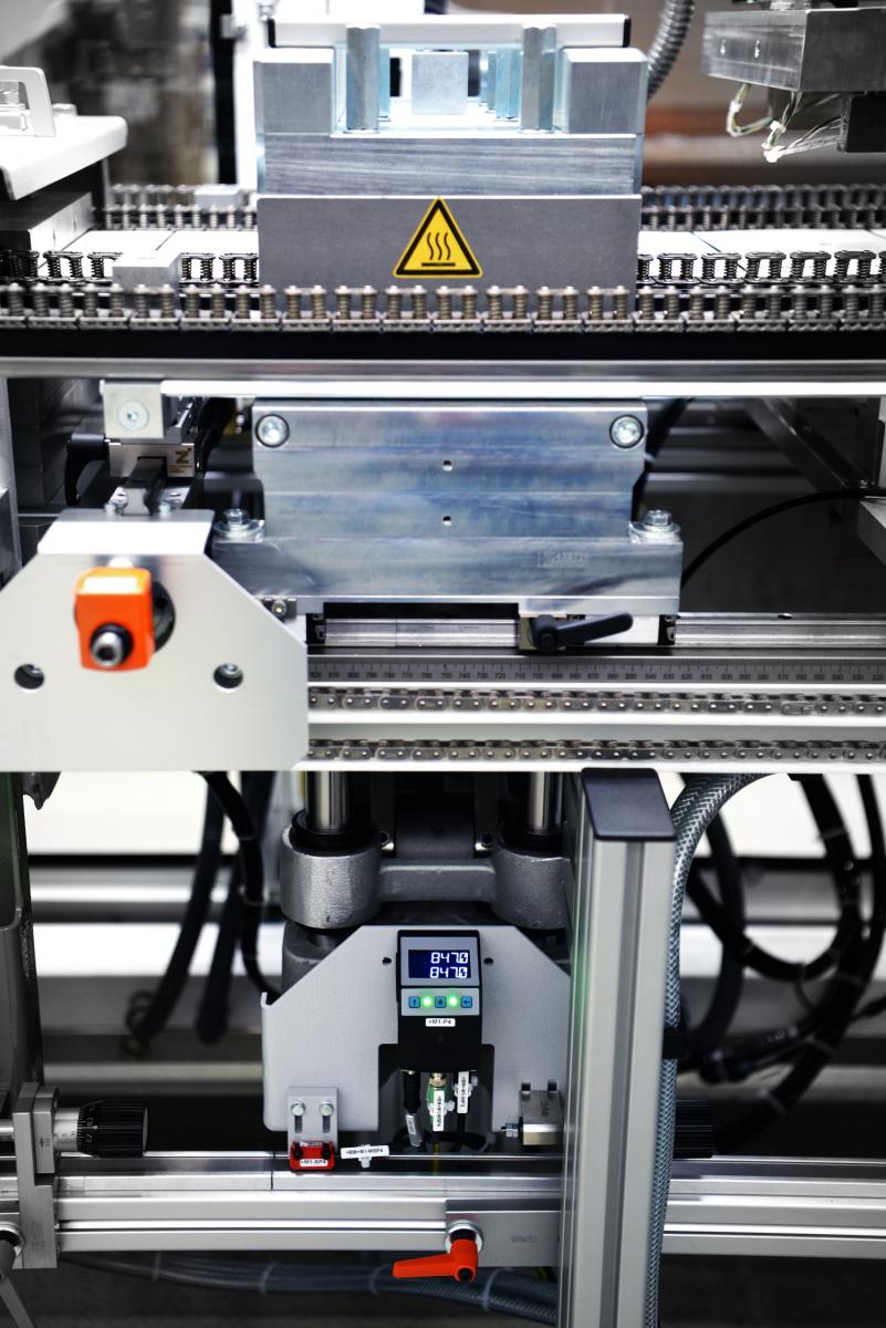 The stations mounted on guide rails can be adjusted easily and quickly on the Z.PACK – thanks to SIKO position indicators. (Photo: © ZAHORANSKY AG)